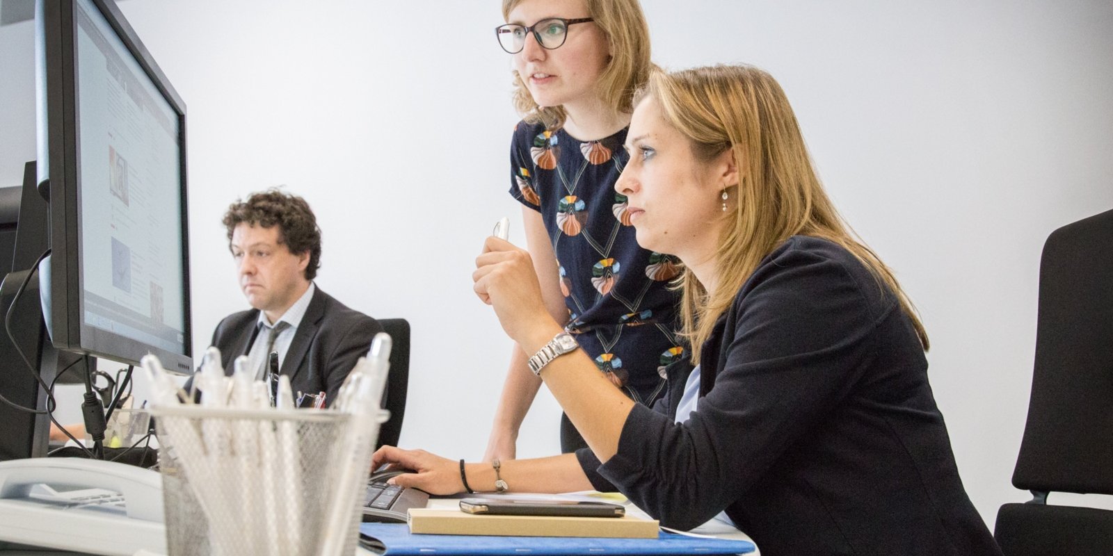Arbeiten am Newsdesk (c) Hirschbeck | Erzbistum Köln